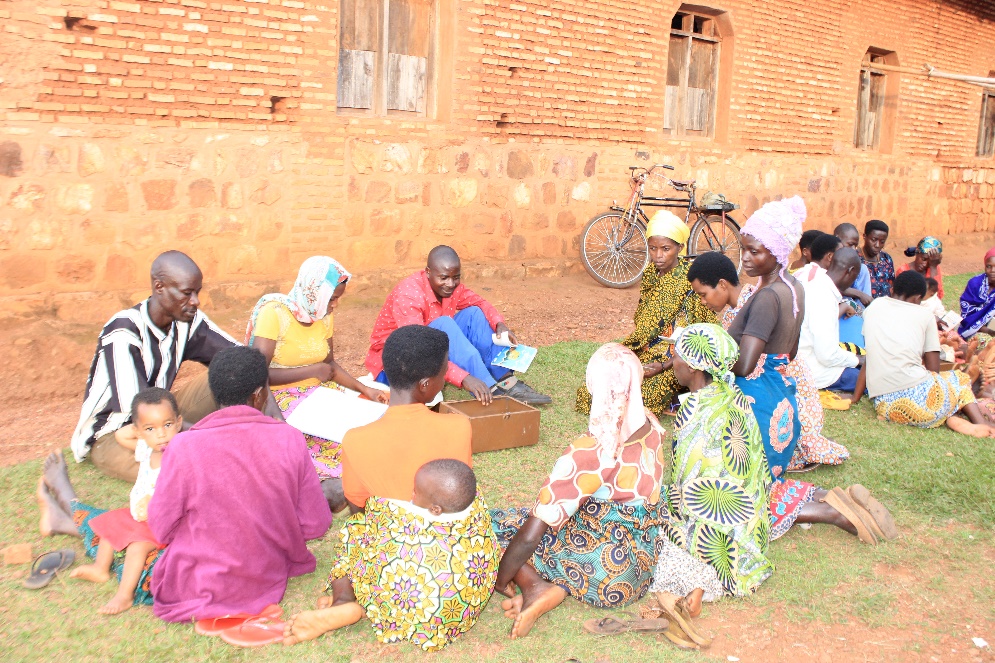 Femmes reunies en groupe lors d une activite de l AFRABU