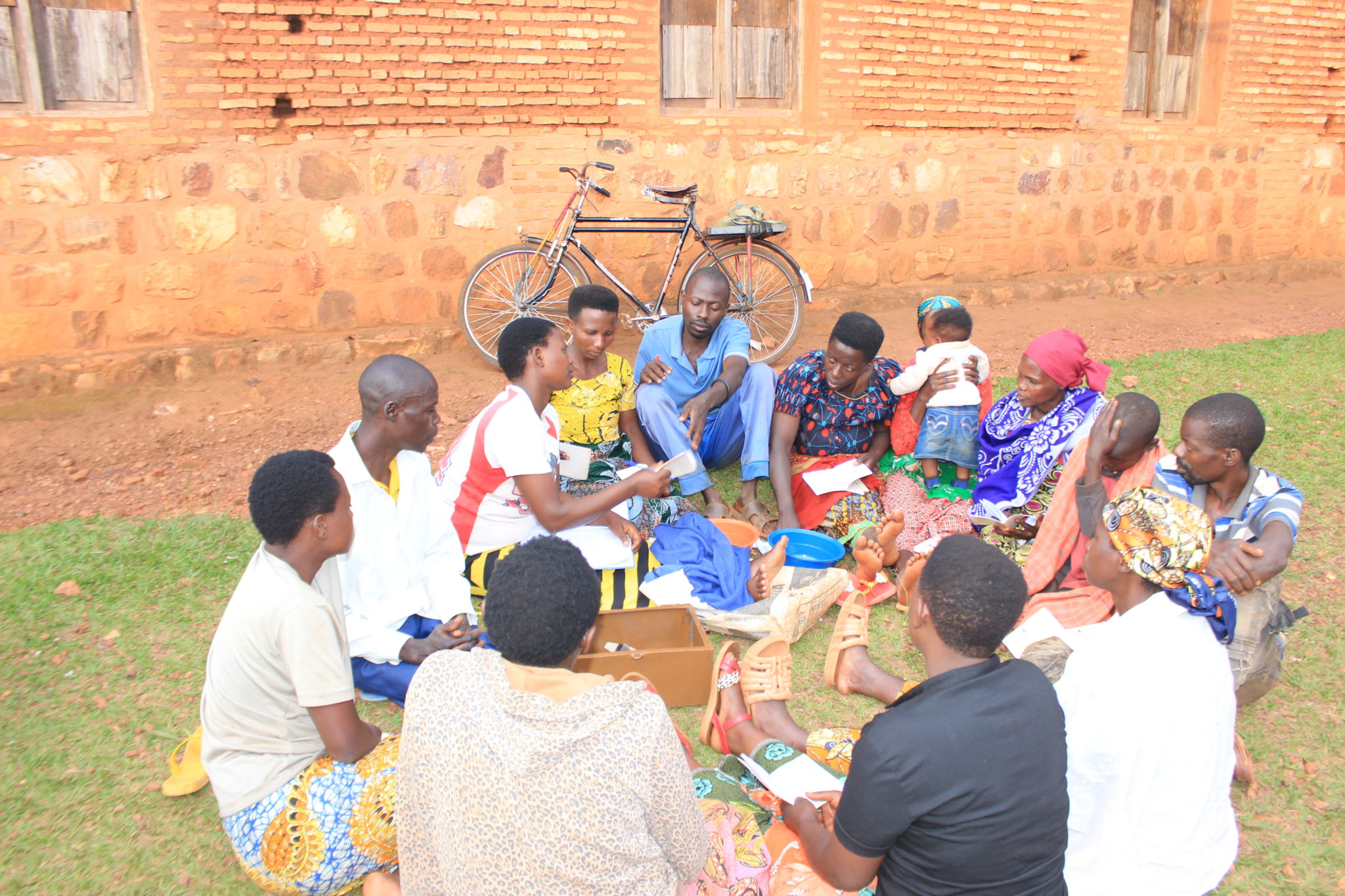 Femmes de l AFRABU reunies lors d une activite communautaire